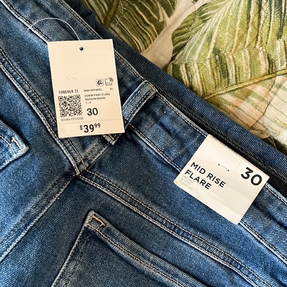 Forever 21 Flare Jeans NWT - Picture 2 of 5
